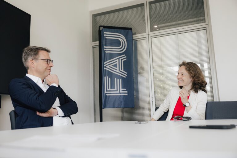 FAU Magazin: Michaela Mahlberg im Gespräch mit Wissenschaftsminister Blume